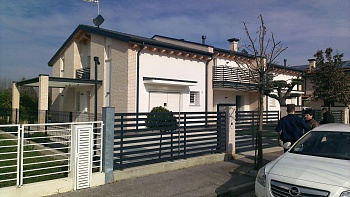 Фото двухэтажного дома с забором использующих кирпич ручной формовки S.Anselmo Roma